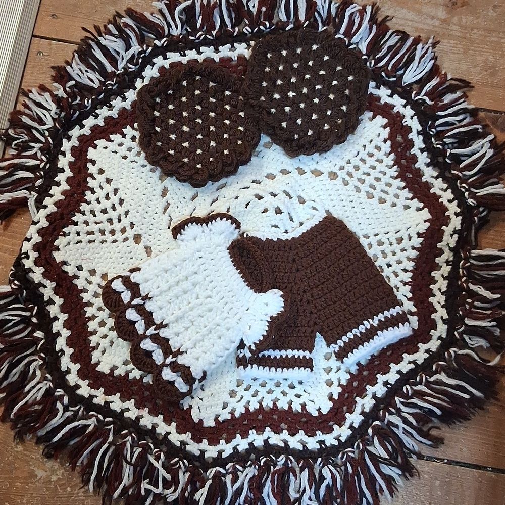 crocheted potholders/trivets/hotpads‎ fun outfit,